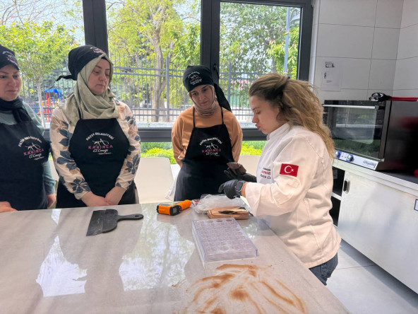 KARINCA El Emeği Eğitim Birimi'nden Silivrikapı'da Butik Çikolata Eğitimi