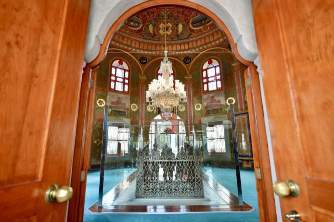 Vali Gül ile Başkan Turan, Fatih Sultan Mehmed Han'ı Vefatının 544. Yılında Kabri Başında Rahmet ve Hürmetle Yâd Etti