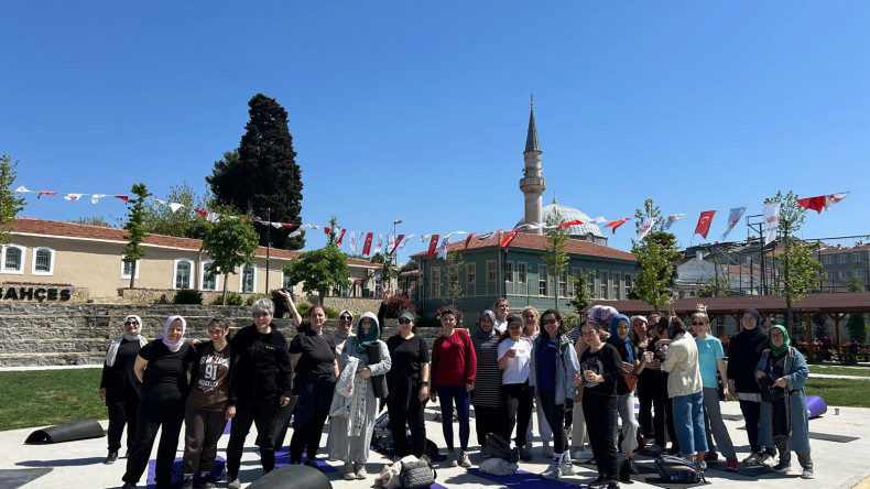 Kadın ve Aile Birimimiz ile Hareketli Sabahlar Başlıyor: Karasurları Millet Bahçemizde Kadınlar Spor ve Kahve Etrafında Buluştu