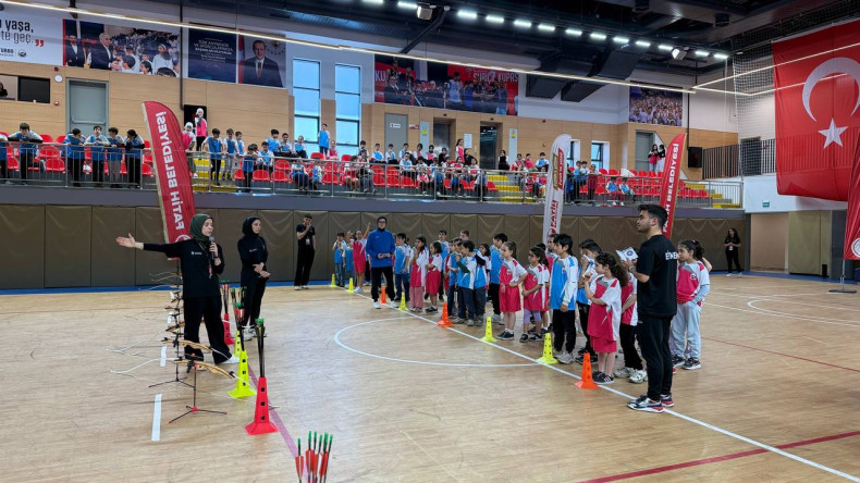 Minik Sporcularımızın Okçuluk Yarışması, Başkan Turan'ın Katılımıyla FSM Spor ve Kültür Merkezi'nde Renkli Anlara Sahne Oldu