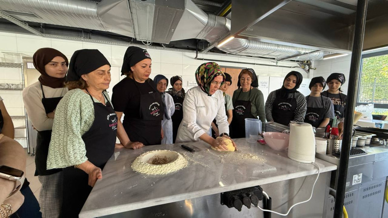 Vatandaşlarımız KARINCA El Emeği Birimi'nin Silivrikapı'da Düzenlediği Pizza Yapım Atölyesi'nde Buluşuyor