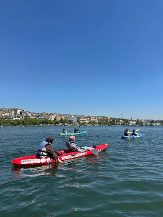 Üniversite Öğrencilerimiz, Fatih Belediyesi Kano ve Kürek Sporları Merkezi'nde Kano Heyecanını Yaşadı