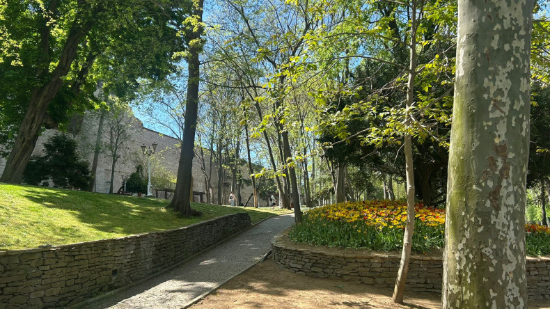 Gizli Rota'da Tarih ve Sağlık İç İçe: Fatihliler, Kadın ve Aile Birimimiz Eşliğinde Gülhane'den Sultanahmet'e Keşfe Çıkıyor