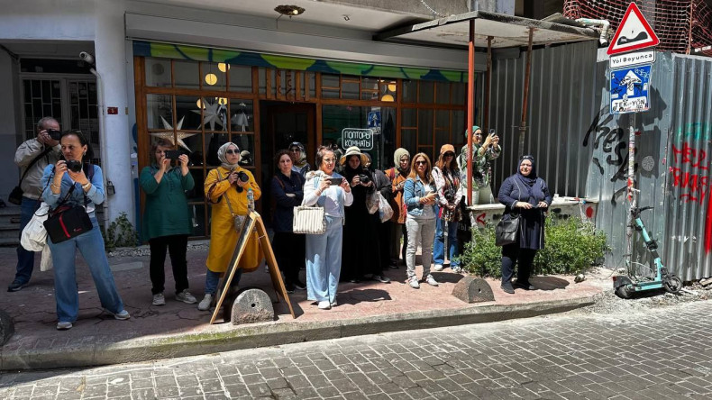 İstanbul'un Hikâyesi Kadraja Sığdı: KARINCA El Emeği Eğitim Birimi'nin Sokak Fotoğrafçılığı Atölyesi'nden Şehirle Dolu Bir Yürüyüş