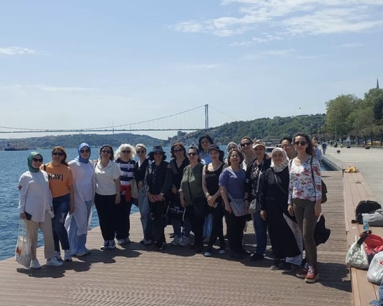 Boğaz'da Erguvanlarla Anlamlı Bir Durak: Karınca El Emeği Eğitim Birimimiz ile Anneler Günü'ne Özel Yürüyüşte Kadınlar Doğayla Buluştu