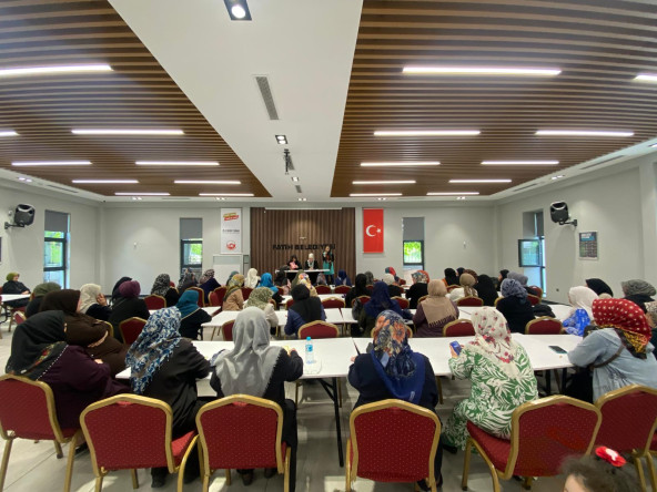 Fatih'te Cuma Sohbetleriyle Manevi Buluşmalar: Halkla İlişkiler Ofisimiz Kadınlara Yönelik Programlarını Sürdürüyor