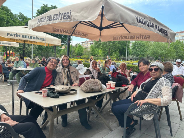 Bir Dilim Pasta, Bir Melodi, Bir Tebessüm: Yadigâr Kahvesi'nde Anneler Günü