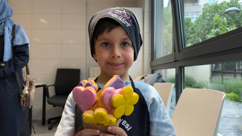 Silivrikapı'da Sevgiyle Yoğrulan Kurabiyeler: KARINCA El Emeği Eğitim Birimimizden Anneler Günü'ne Tatlı Bir Hediye