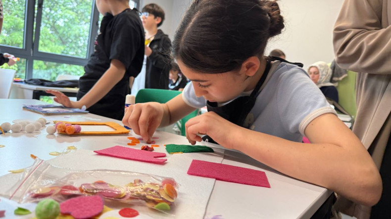 Miniklerimiz KARINCA El Emeği Eğitim Birimi ile Sevgiyi Keçeyle Anlattılar: Silivrikapı'da Anneler Günü'ne Özel Çerçeve Atölyesi