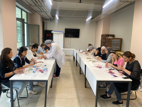 KARINCA El Emeği Eğitim Birimi ile Renklerin ve Sevginin Buluşması: Fındıkzade'de Anneler Günü'ne Özel Mozaik Saksı Atölyesi