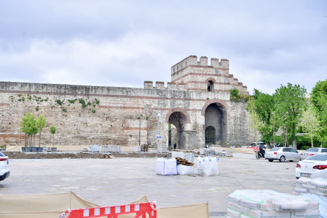 Başkan Turan, Fatih'in Yeni Yaşam Alanı Topkapı Kaleiçi Meydanı'nda Devam Eden Çalışmaları İnceledi
