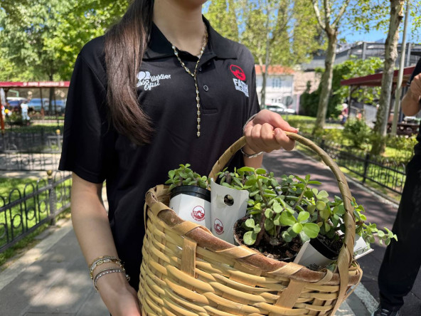 Anneler Günü'nde Gönüllere Ulaşan Bir Selam: Halkla İlişkiler Ofisimizden Anlamlı Ziyaretler ve Çiçek Takdimleri