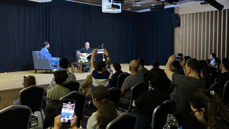 Bağlamanın Ustası Fatih Sanat Akademisi'ndeydi: Gelenekle Geleceği Buluşturan Söyleşi