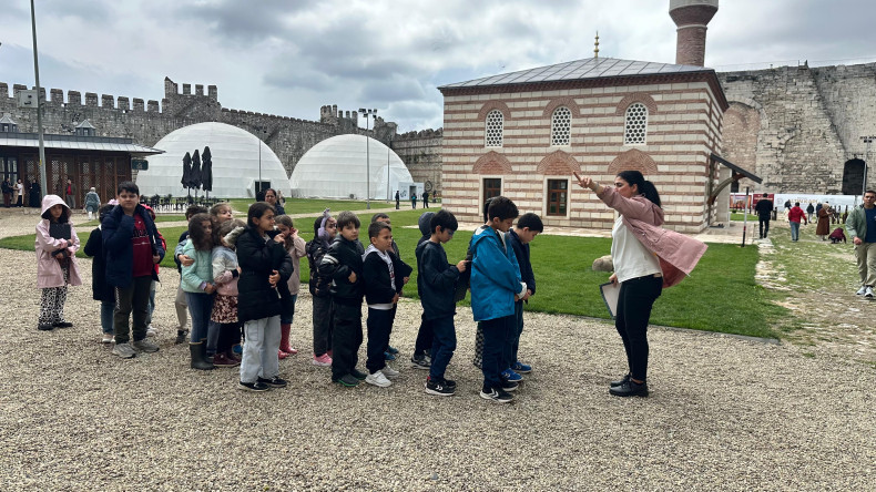 ”Burası Önceden Neymiş?" Etkinliği ile Miniklerimiz, Yedikule Hisarı'nın Geçmişine Yolculuk Ediyor