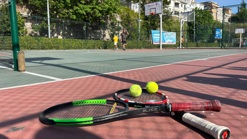 Vatandaşlarımız, Fındıkzade Çukurbostan Parkımızdaki Tenis Kortlarında Keyif Dolu Vakit Geçiriyor