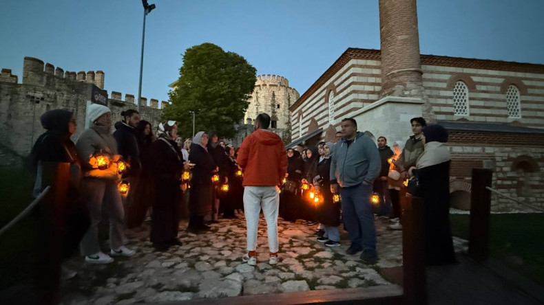 Dolunayın Işığında Fenerlerle Keşif: Yedikule Hisarı'nda Tarihî Gece Turu