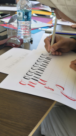 Kalemin Zarafeti Bâlâ Külliyesi Muvakkithânesi'nde Hayat Buluyor: Miras Fatih'ten Modern Hat Sanatı Dersleri