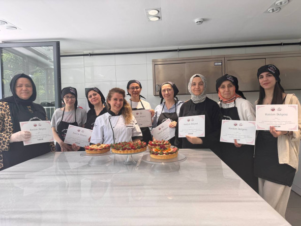 KARINCA El Emeği Eğitim Birimi'nden Pastacılık Eğitimleri: Silivrikapı'da Meyveli Tart Ustaları Yetişiyor