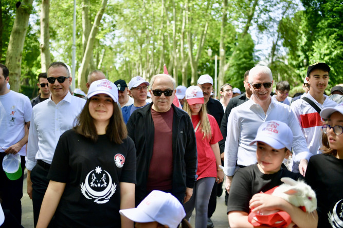 Vali Gül ve Başkan Turan, Gülhane Parkı'ndaki Çevre Haftası Yürüyüşü'nde Temiz Bir Çevre ve Sürdürülebilir Gelecek İçin Adım Attı