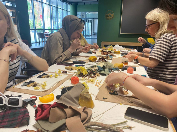 Kumaşta Doğanın Dokunuşu: Neslişah Sultan Kültür Merkezi'nde Bitki Kolajı Atölyesiyle Sanat ve Doğa Buluştu