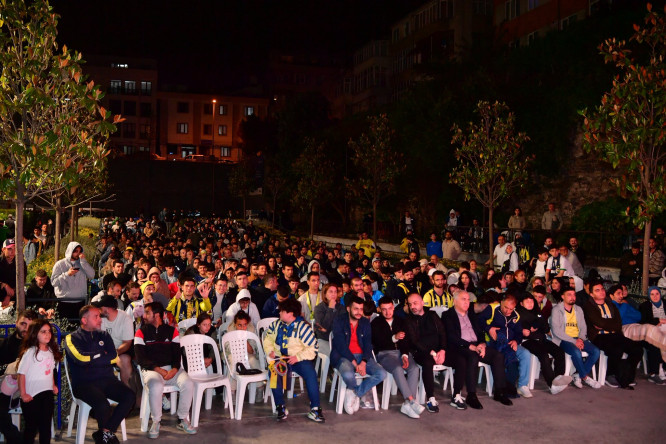 Başkan Turan, Fenerbahçe Beko'nun EuroLeague Şampiyonluk Maçını Fındıkzade'de Hemşehrileriyle Birlikte İzledi