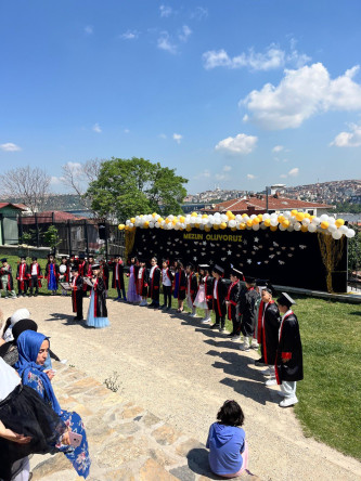 Ulubatlı Hasan İlkokulu 4-B Sınıfı Öğrencilerimiz, Ayvansaray Bahçe'deki Mezuniyet Töreniyle Yeni Bir Döneme Adım Attı