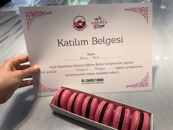KARINCA El Emeği Eğitim Birimimizden Fransız Mutfağına Tatlı Bir Dokunuş: Silivrikapı'da Makaron Buluşması