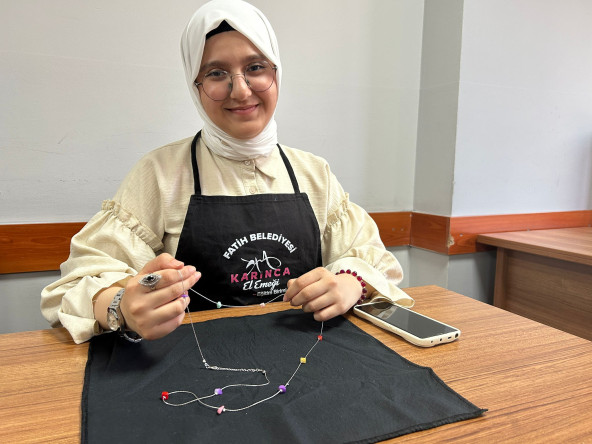 KARINCA El Emeği Eğitim Birimimizden Doğal Taşlarla Takı Tasarımı: Hekimoğlu'nda Üretim Odaklı Bir Yaz Programı