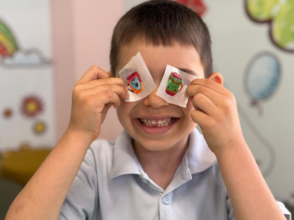 Hayallerini Sticker'a Döktüler: Sümbül Efendi Çocuk Kütüphanesi'nde Düzenlenen Tasarım Etkinliğinde Çocuklarımız Hem Üretti Hem Eğlendi