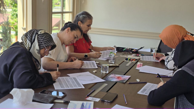 Kalemin Zarafeti Bâlâ Külliyesi Muvakkithânesi'nde Hayat Buluyor: Miras Fatih'ten Modern Hat Sanatı Dersleri