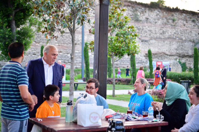 Başkan Turan, Karasurları Millet Bahçemizde Hemşehrileriyle Bir Araya Geldi