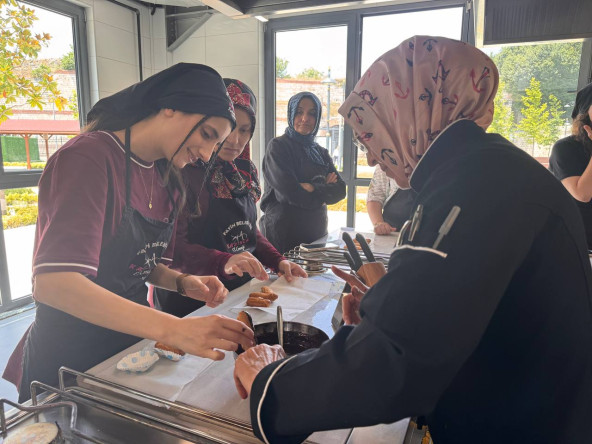 KARINCA El Emeği Eğitim Birimimiz ile “Engelleri Aşan Lezzetler”: Silivrikapı'da İşitme Engelli Vatandaşlarımızla Pastacılık Eğitimi