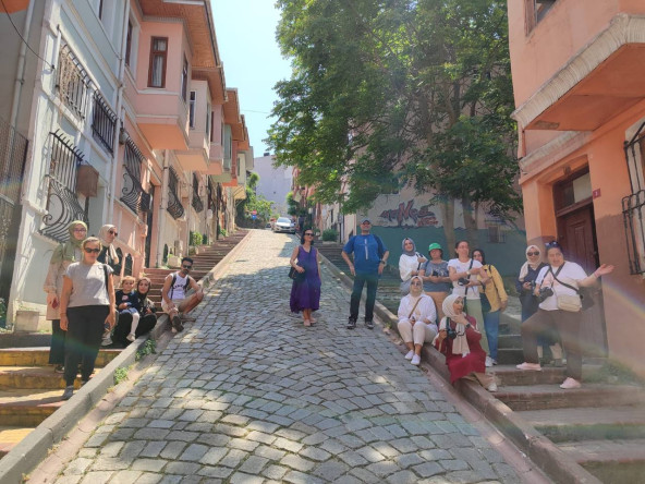 İstanbul'un Hikâyesi Kadraja Sığdı: KARINCA El Emeği Eğitim Birimi'nin Sokak Fotoğrafçılığı Atölyesi'nden Şehirle Dolu Bir Yürüyüş