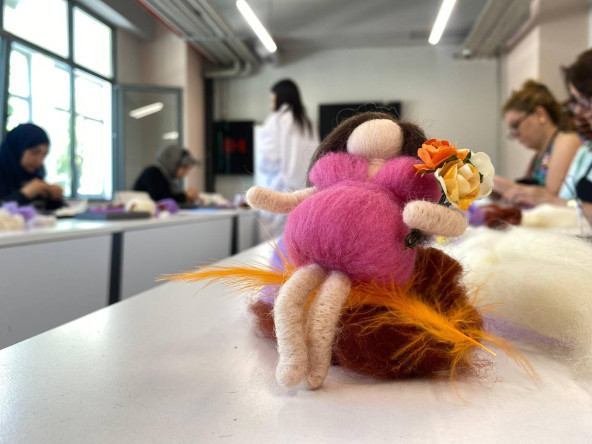 KARINCA El Emeği Eğitim Birimimiz ile Keçeden Doğan Hatıralar: Fındıkzade'de Geleneksel Dokunuşlarla Keçe Bebek Etkinliği