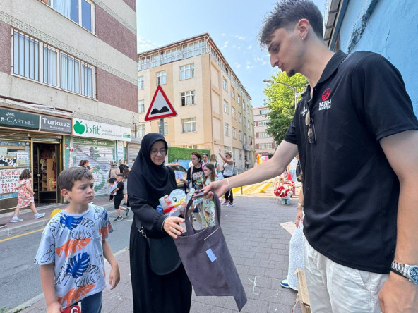 Halkla İlişkiler Ofisimizden Karne Gününde Velilere Kumaş Çanta Hediyesi