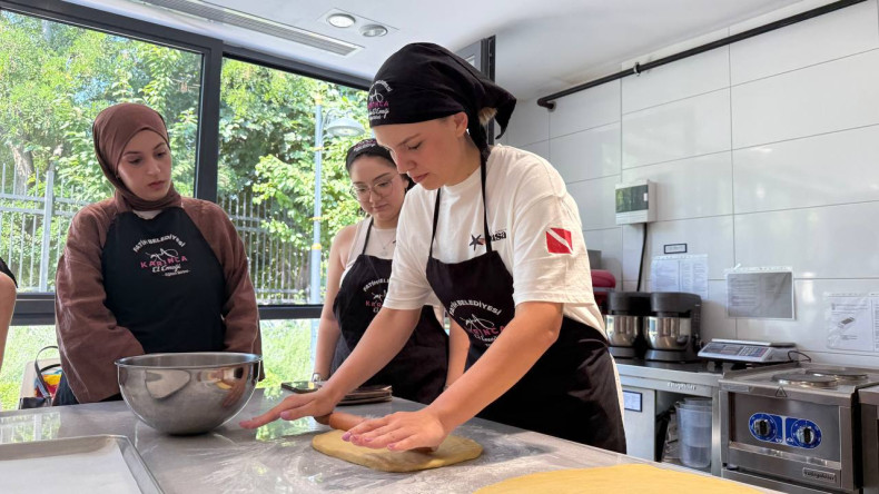 KARINCA El Emeği Eğitim Birimi'nden Ramazan'a Özel Lezzetli Tarifler: Silivrikapı'da Tarçınlı Rulo Eğitimi