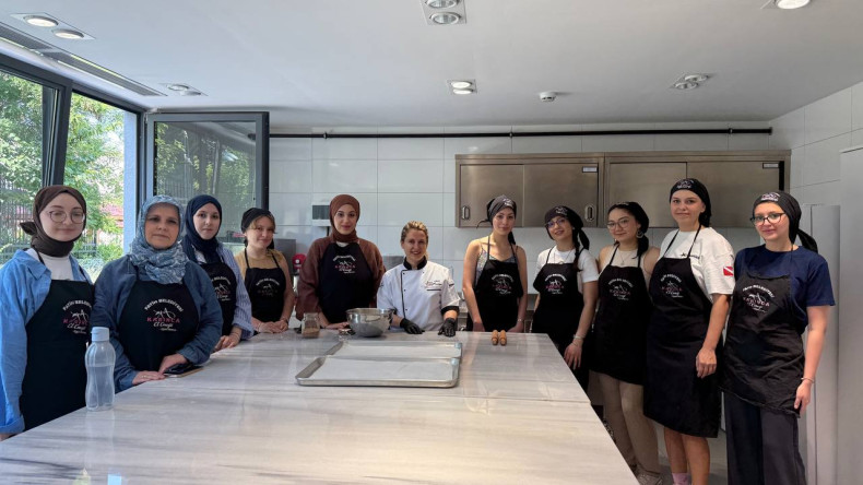 KARINCA El Emeği Eğitim Birimi'nden Lezzetli Tarifler: Silivrikapı'da Tarçınlı Rulo Eğitimi