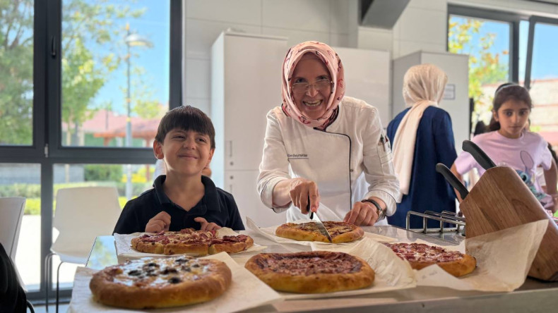 Anne ve Çocuklarımız, KARINCA El Emeği Eğitim Birimi'nin Silivrikapı'daki Mini Pizza Atölyesi'nde Buluşuyor