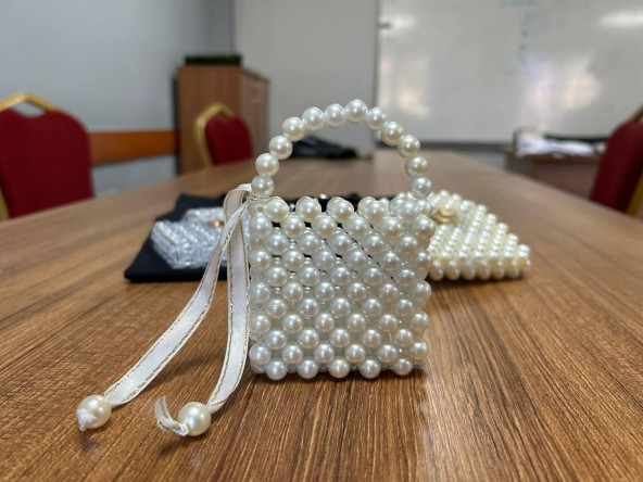 KARINCA El Emeği Eğitim Birimi'nden Keyif Dolu Atölye: Boncukların Zarafeti Hekimoğlu'nda Buluştu