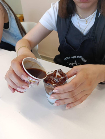 KARINCA El Emeği Eğitim Birimi'nden Fındıkzade'de Sıcacık Bir Buluşma: Kahve Temalı Mum Etkinliği