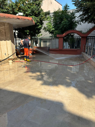 Fatih'te İbadethane Çevrelerinde 7/24 Temizlik ve Hijyen Seferberliği