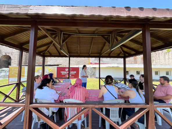 Tarihî Yedikule Hisarı'nda Van Gogh'un Ayçiçekleri Vatandaşlarımızın Yorumlarıyla Canlandı