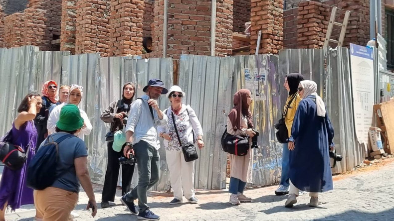 İstanbul'un Hikâyesi Kadraja Sığdı: KARINCA El Emeği Eğitim Birimi'nin Sokak Fotoğrafçılığı Atölyesi'nden Şehirle Dolu Bir Yürüyüş