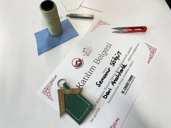 KARINCA El Emeği Eğitim Birimi'nde Deriyle Üretim Süreci: Vatandaşlarımız Fındıkzade'de Saraciye Tekniğiyle Anahtarlıklar Tasarladı