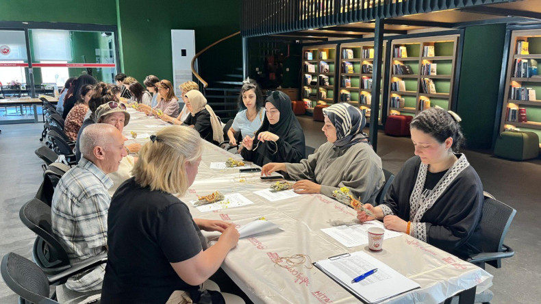 Neslişah Sultan Fikir Atölyesi'nde Demet Tütsü Yapımıyla Bitkilerin Şifalı Dünyasına Yolculuk