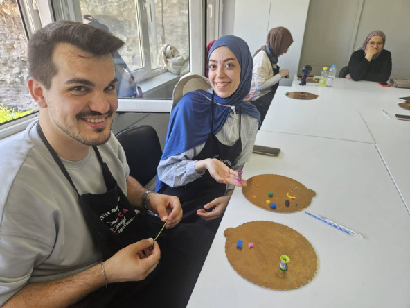Vatandaşlarımız, KARINCA El Emeği Eğitim Birimi'nin Yavuz Selim'deki Polimer Kil Çalışması'nda Kendi Tasarımlarını Keyifle Şekillendiriyor