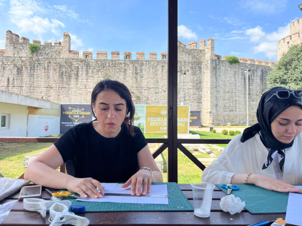 Efsaneleriyle Ünlü Yedikule Hisarı'nda Mini Defter Ciltleme Atölyesi: Tarihle Sanat Buluşuyor