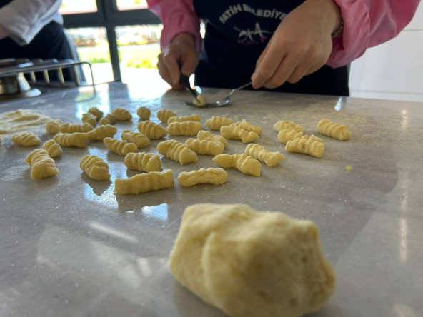 KARINCA El Emeği Eğitim Birimimizden Silivrikapı'da İtalyan Mutfağına Uzanan, Tat Dolu Bir Yolculuk: Gnocchi Atölyesi