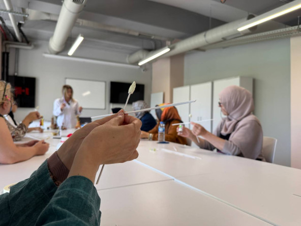 Atık Kağıtlarla “Afrika Bebek” Sanatı: KARINCA El Emeği Eğitim Birimi'nden Fındıkzade'de Farkındalık Projesi