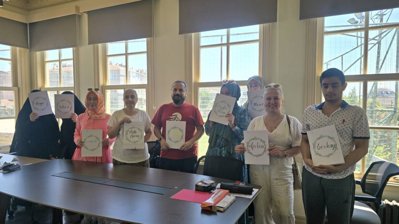 Kalemin Zarafeti Bâlâ Külliyesi Muvakkithânesi'nde Hayat Buluyor: Miras Fatih'ten Modern Hat Sanatı Dersleri